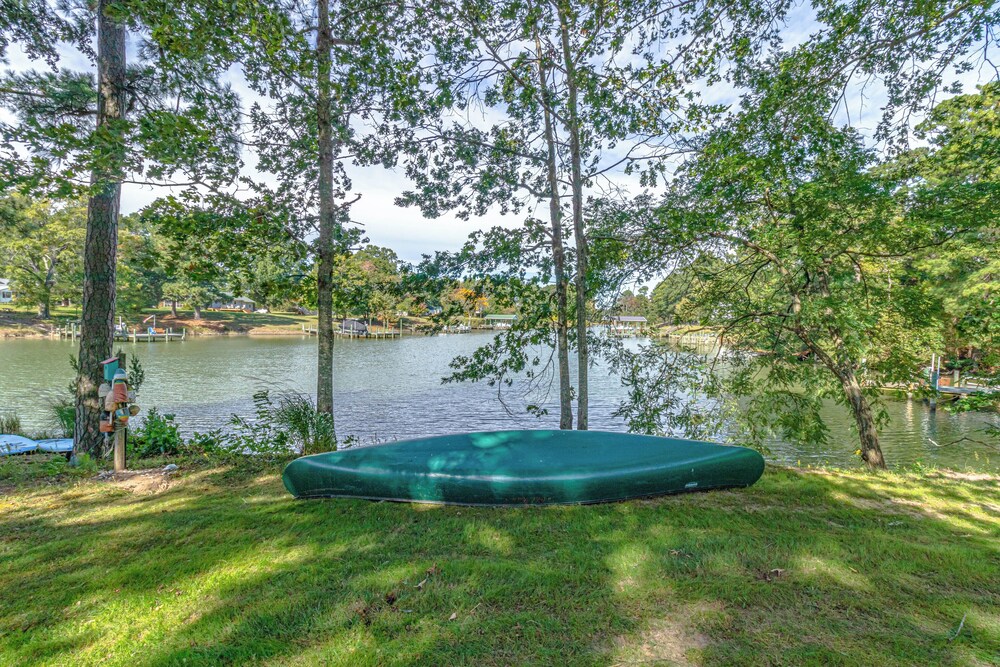 Dine Al Fresco: Reedville Home w/ Dock