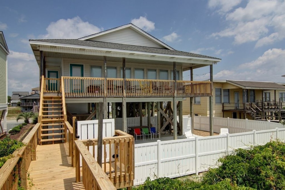 Clamelot 4 Bedroom Home by RedAwning