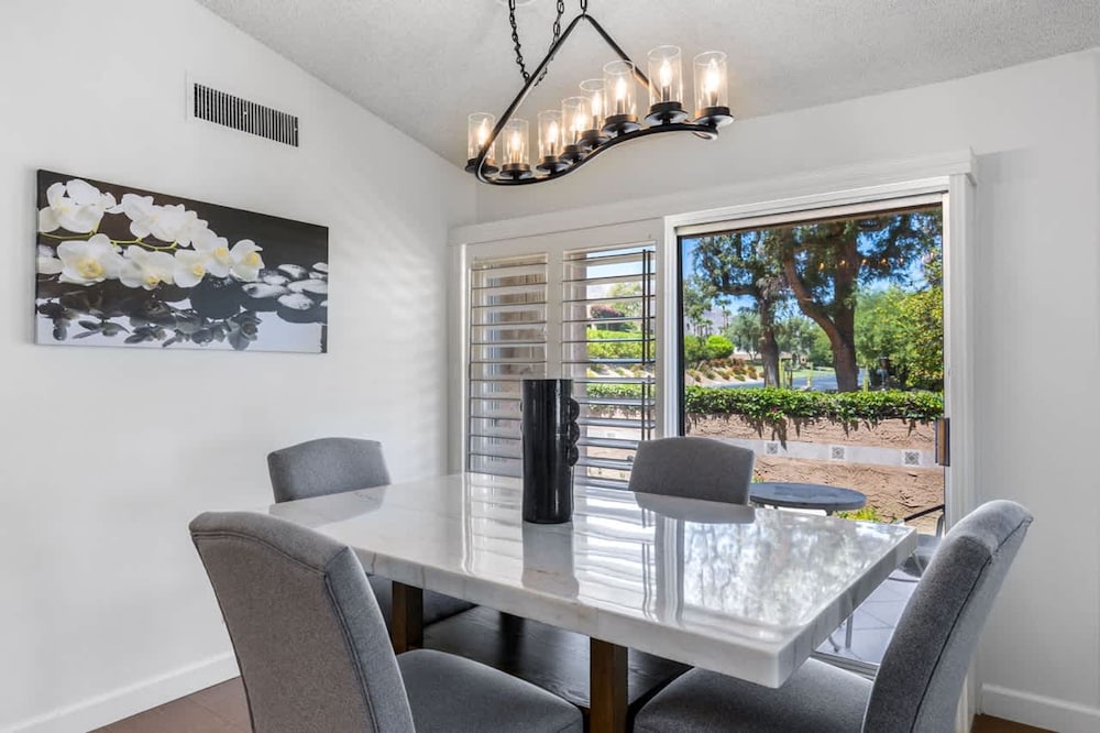 Desert Flower- Ironwood CC Condo Pool Spa