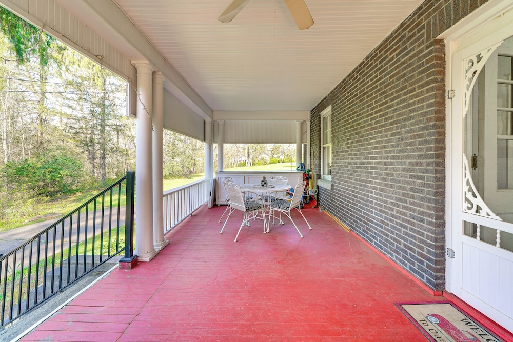 9 Mi to New River Gorge: Spacious Retreat w/ Porch