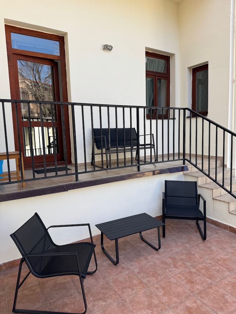 Studio - Sleeps 2 -smoking on Balcony - Pets -wifi