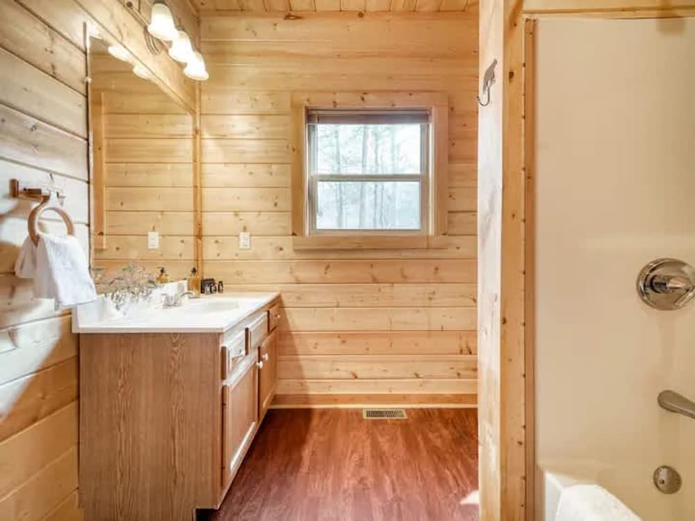 Charming Smoky Mountain Cabin w Hot tub Views