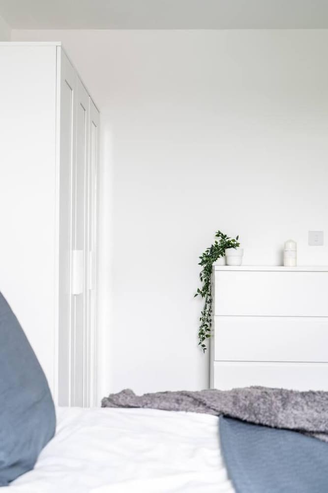 Livestay - One Bed Apt, Free Parking, Sleeps 4 view 3