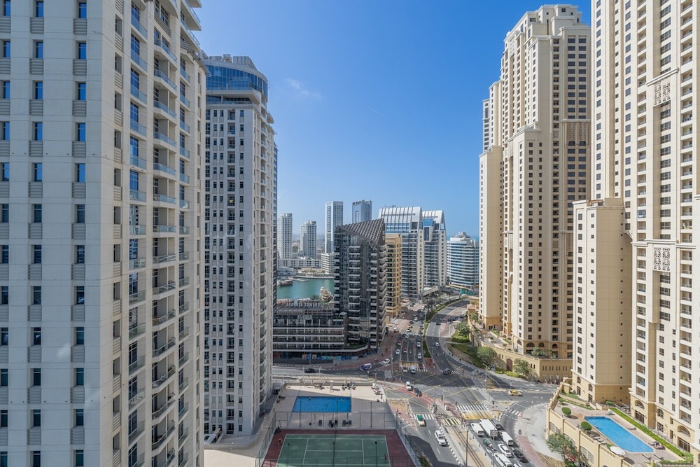 Refined 1BR Retreat in The Point Tower - Marina