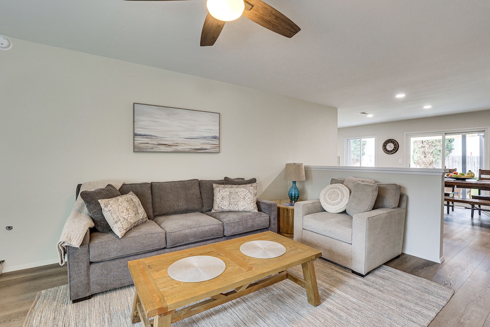 Sunny Oceanside Home w/ Patio, 5 Mi to Downtown!