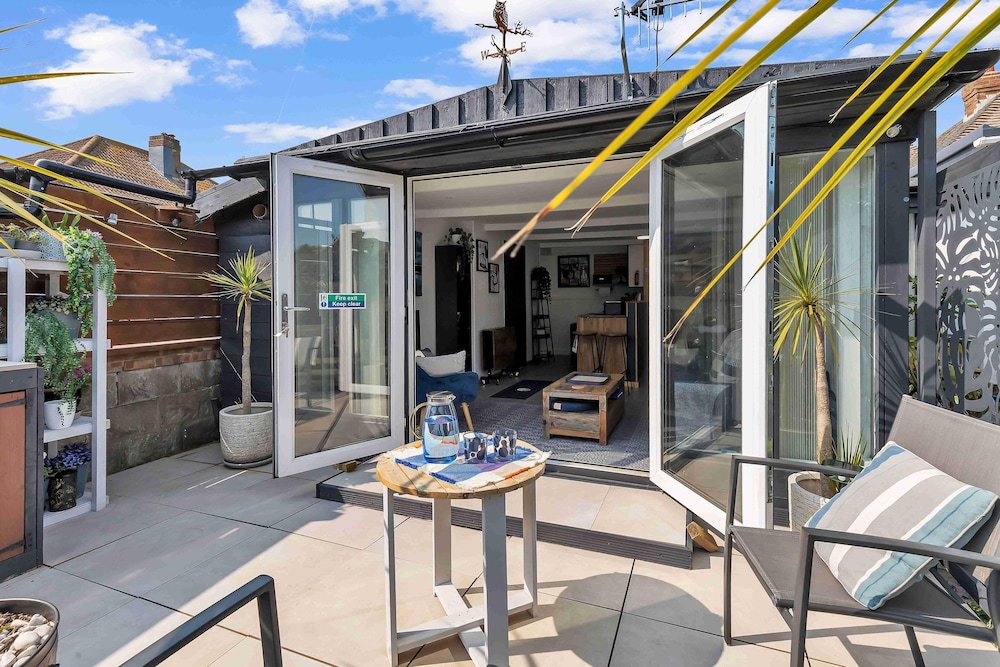 Garden Room With Parking By My Getaways