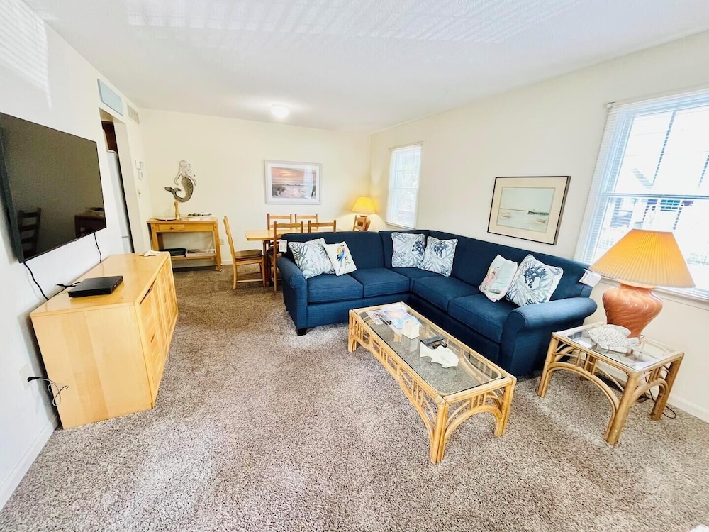 King Charles Avenue 404 #4