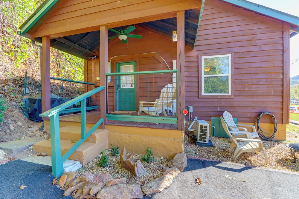 < 1 Mi to Dtwn: Pet-friendly Cabin in Murphy! view 3