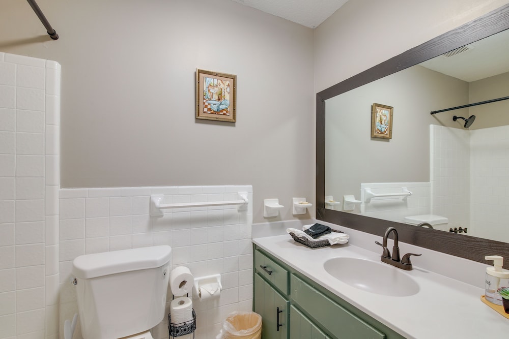 4 Mi to Shelby Farms Park: Memphis Home w/ Patio!
