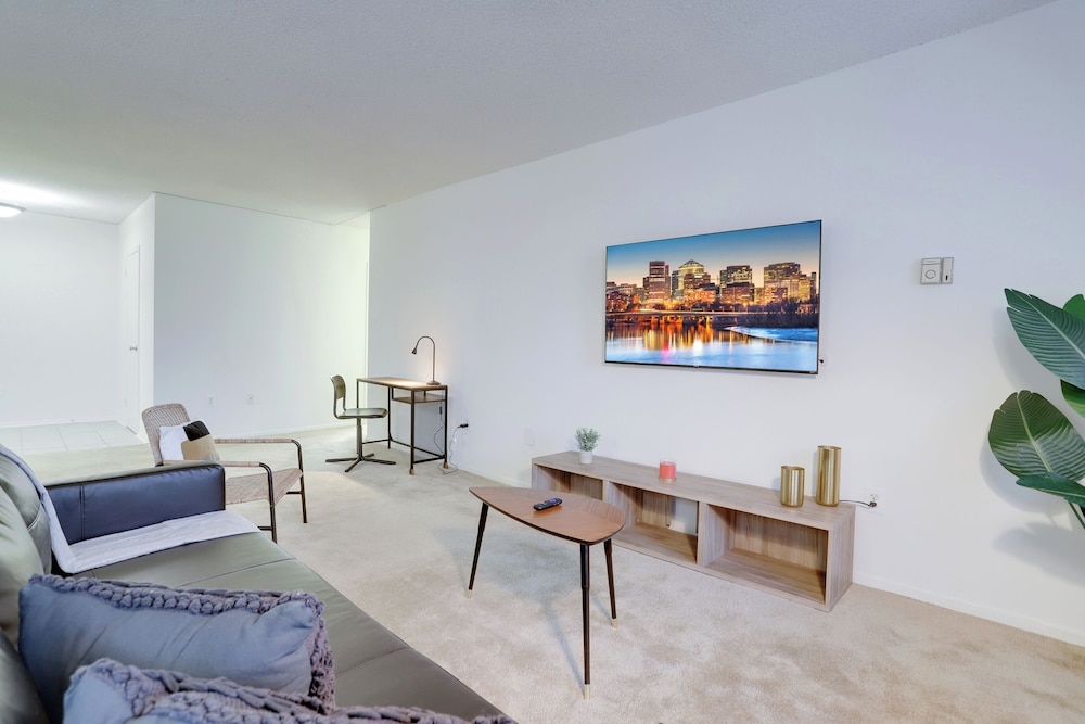Crystal City Apt Close to Airport
