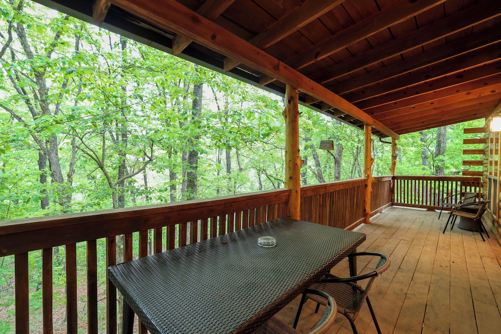 4 Mi to Lake: Wooded Log Cabin in Eureka Springs!