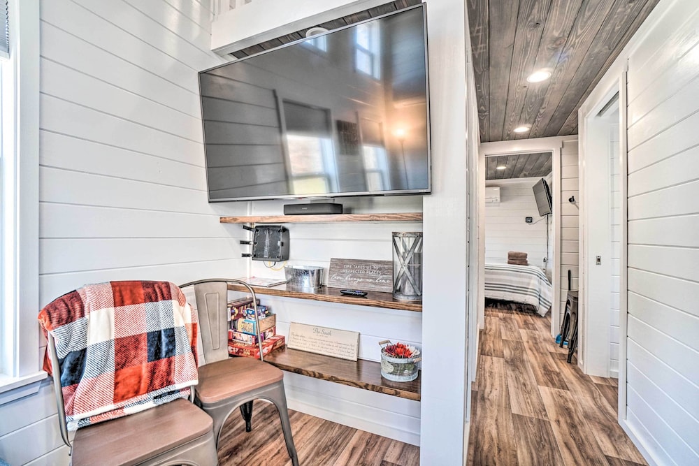 Splendid Tiny Home With Fire Pit ~ 2 Mi to Lake! view 2