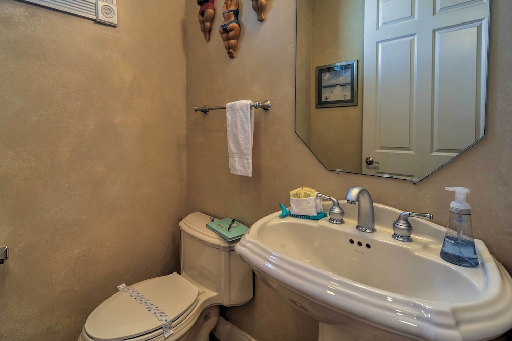 Holmes Beach Family Home: Private Pool & 3 Decks!