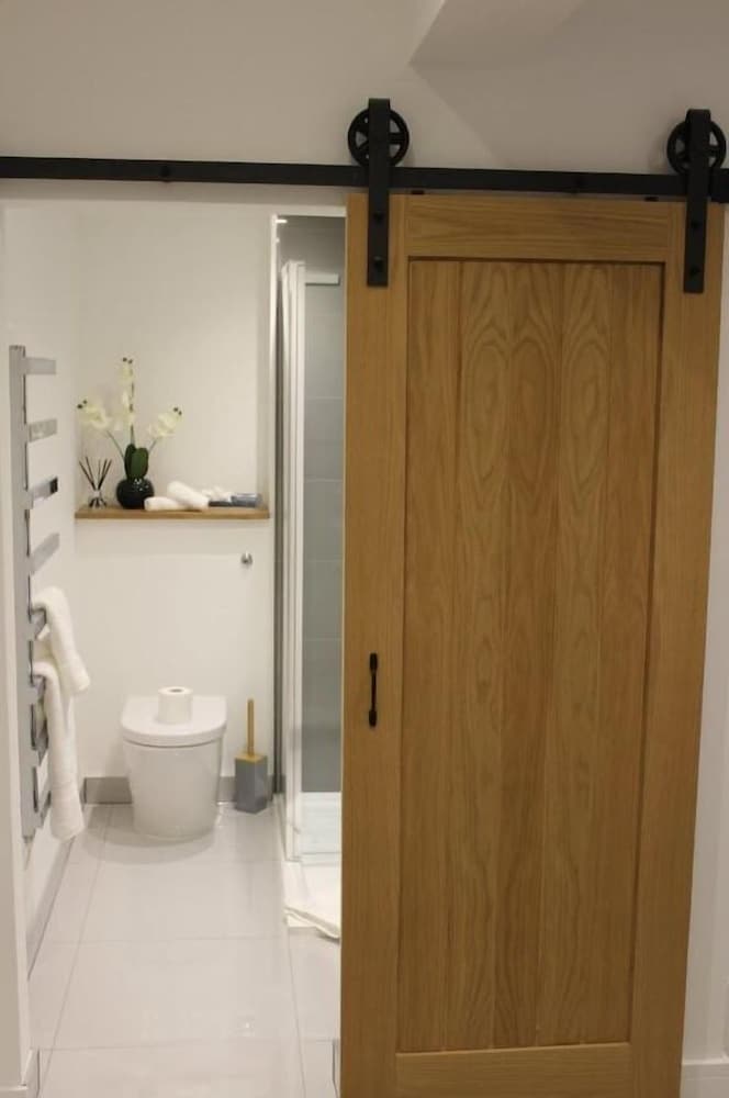 Luxury 2 Bed Apartment In Rochester view 5