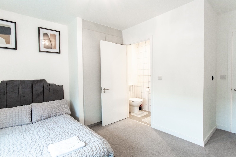 Brand New Luxurious 2-bed Apartment in Barking view 4