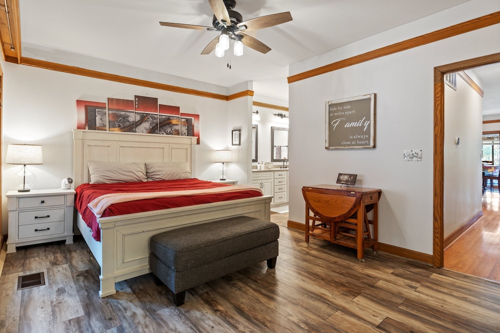 Stunning Lake Views, Pools, Wildlife, Pet-friendly