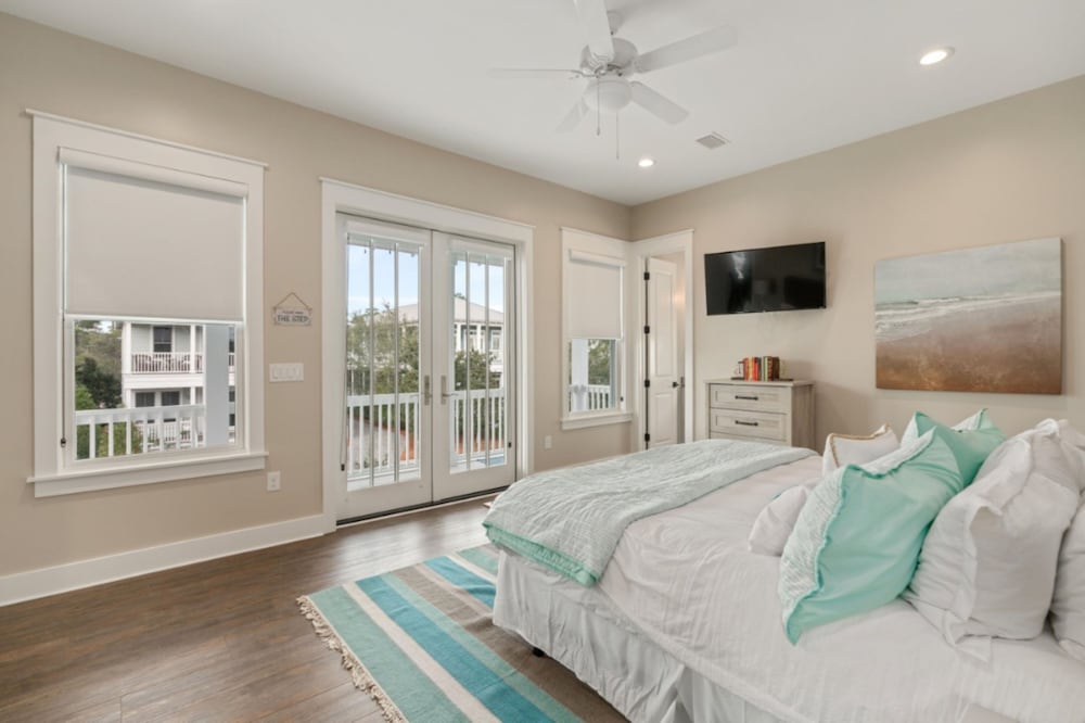 Aquamarine! Sleeps 12! Close to Community Pool! Private Beach Access!