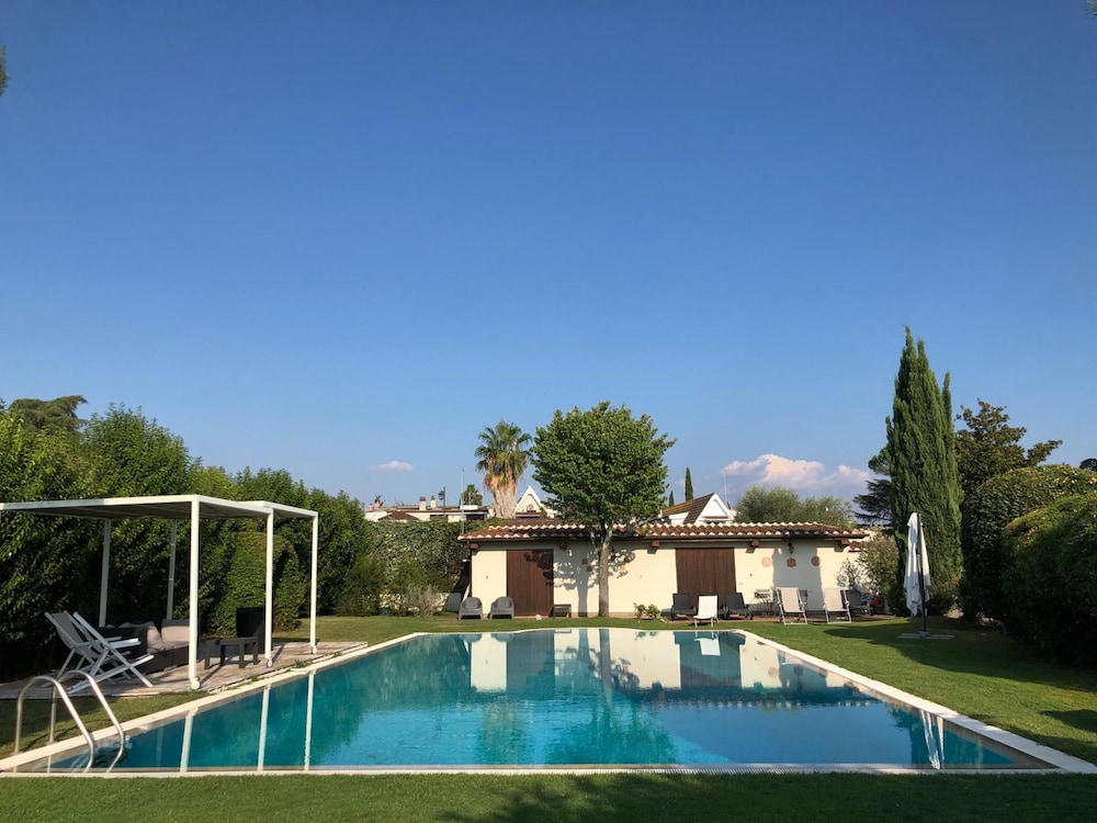 Astonishing Villa With Pool and Garden view 5