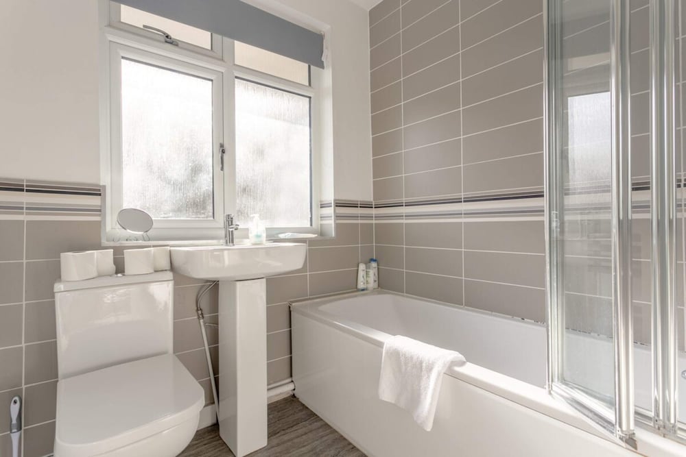 Modern 2 Bedroom Apartment in Morden