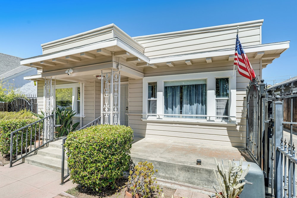 Miracle Mile Stay: Classic Stockton Home w/ Yard!