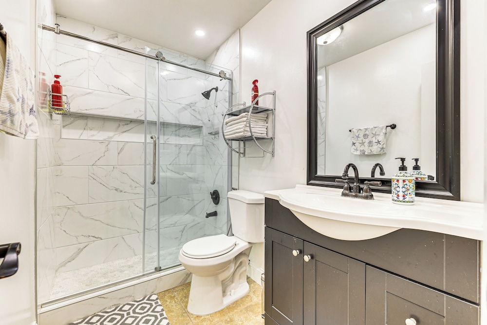 Swim, Golf & Relax: Lovely Home in Lake Mary