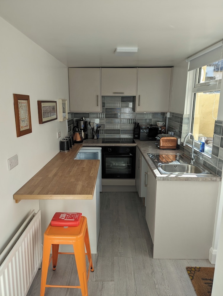 Fantastic Location to Ebrington Sq and City Centre view 4