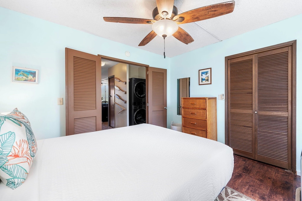 Oceanview Kona Condo - Pool, Lanai, Walk to Town - Vrkcv