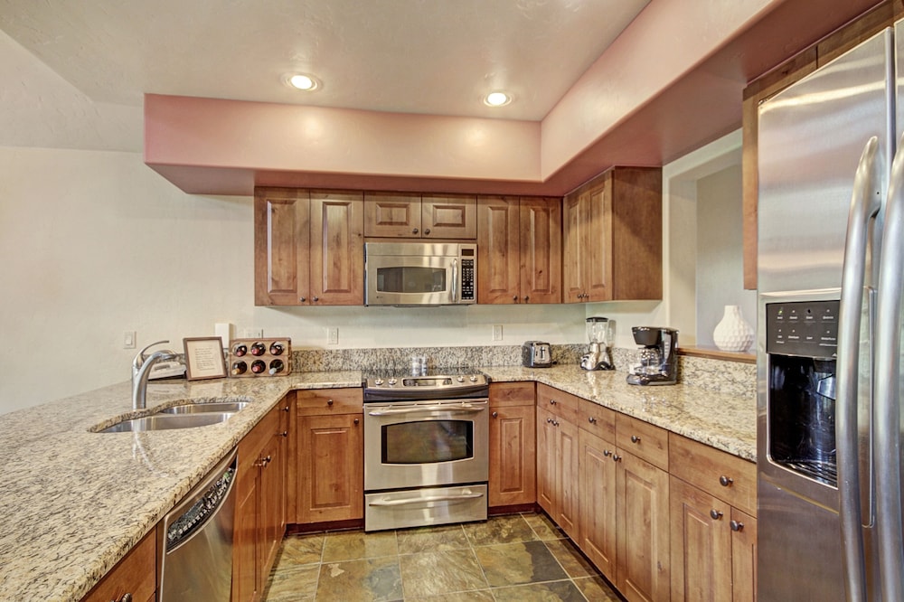 2br 2ba Winter Walk To Historic Downtown + Gondola 2 Bedroom Townhouse by RedAwning
