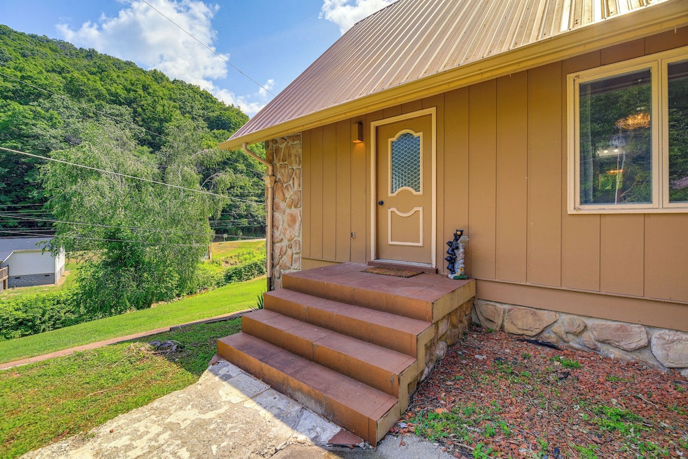 17 Mi to Coal Canyon Trail: Scenic Mtn-view Apt!