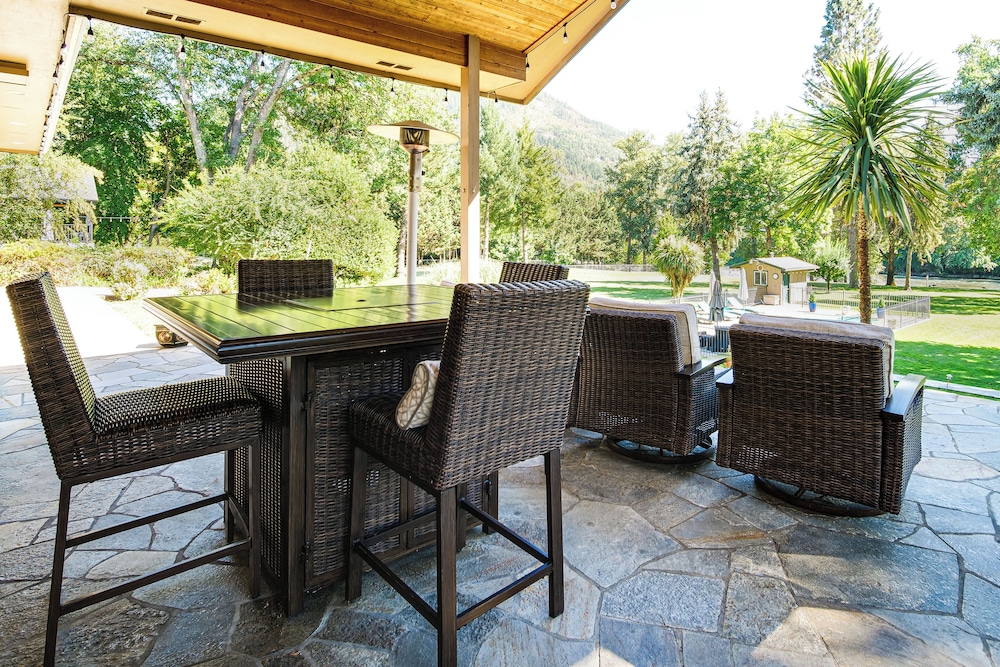 Lovely Riverfront Grants Pass Home: Pool & Hot Tub