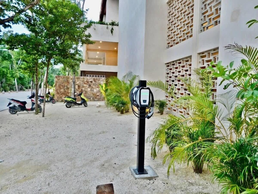 2 BR Amazing Pool Top Amenities Wifi 2FL Gym