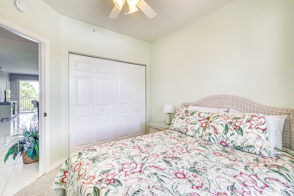 Sleek Naples Condo w/ Balcony: Snowbirds Welcome!