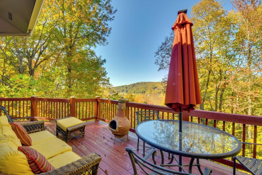 Tree-top Cabin w/ Game Room & Mountain Views! view 5