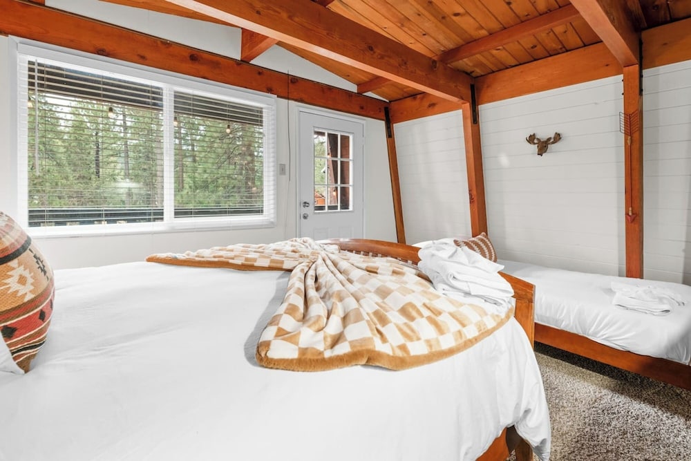Moonridge Manor Cozy Retreat with Hottub