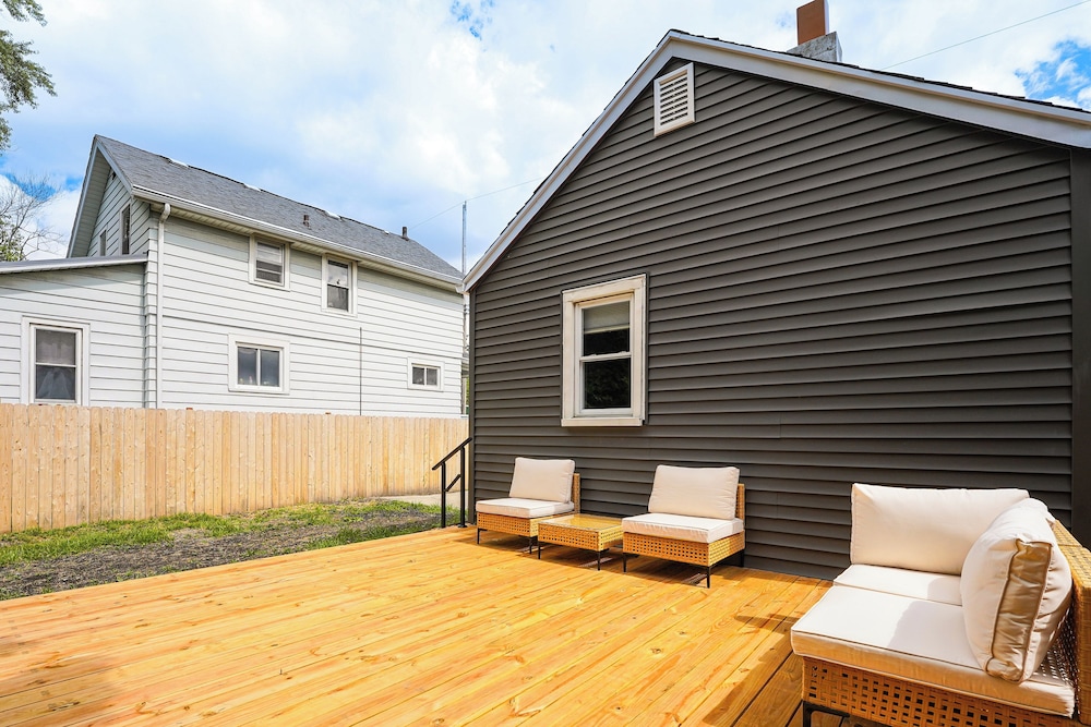 3 Mi to Michigan State: Tiny Home w/ Deck!