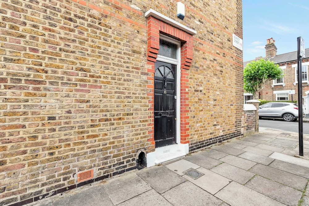 Charming Golborne Escape