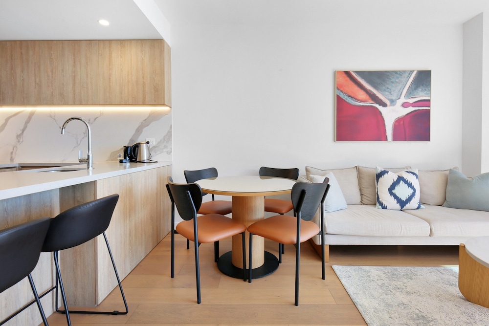Elegant 2-bed Broadbeach Hotel With Ocean View
