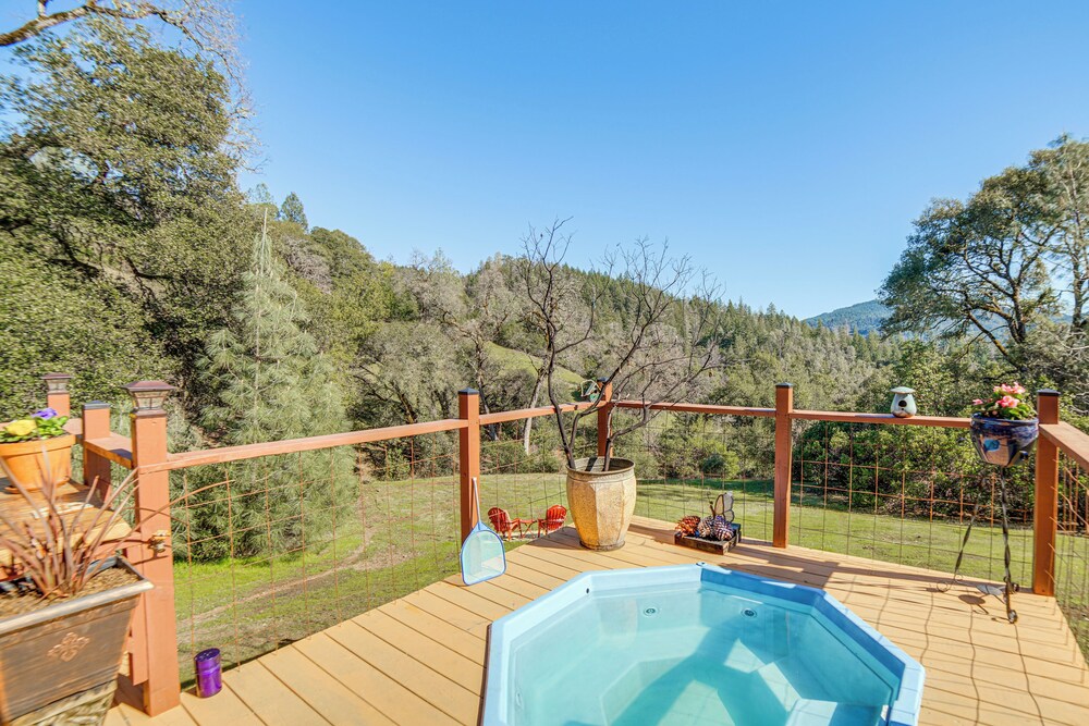 Hot Tub + Fire Pit: Secluded Dos Rios Escape!