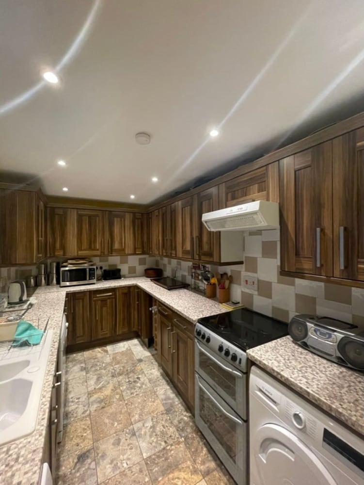 Expansive 4BD Home- 15 min From Buckingham Palace!