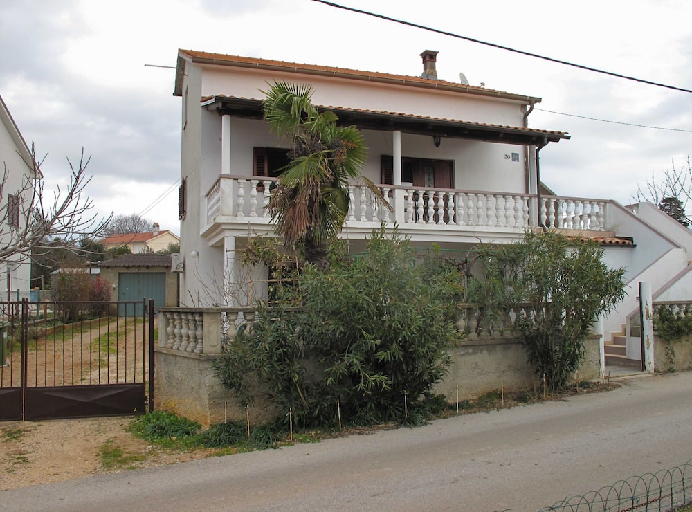 Bright and Modern: Fully Furnished Krk Apartments With Private Parking