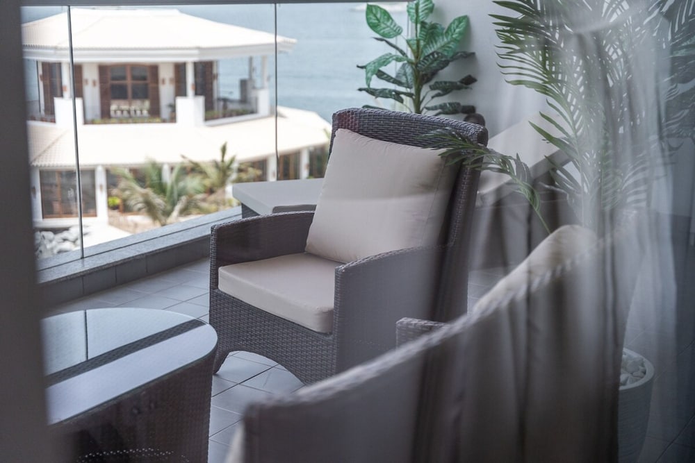 Peaceful and Airy 1-bedroom Apartment With the Palm Beach View