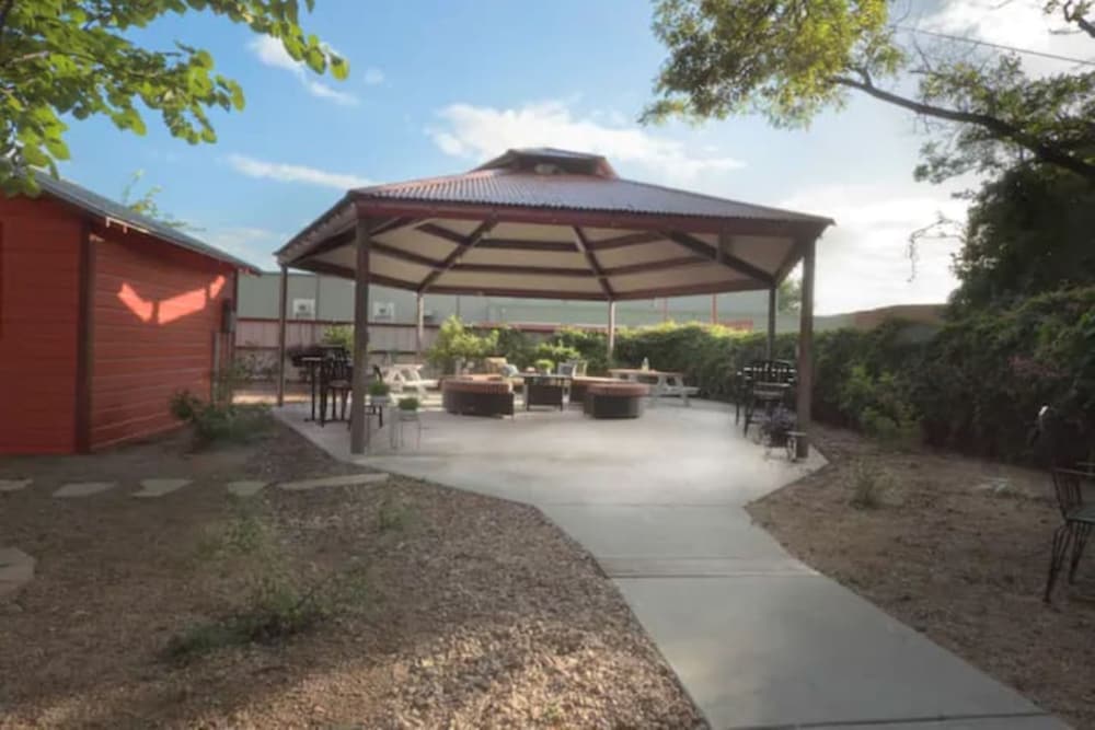 The Highland House 5BR Huge Patio 2 Miles to DT - Image 3