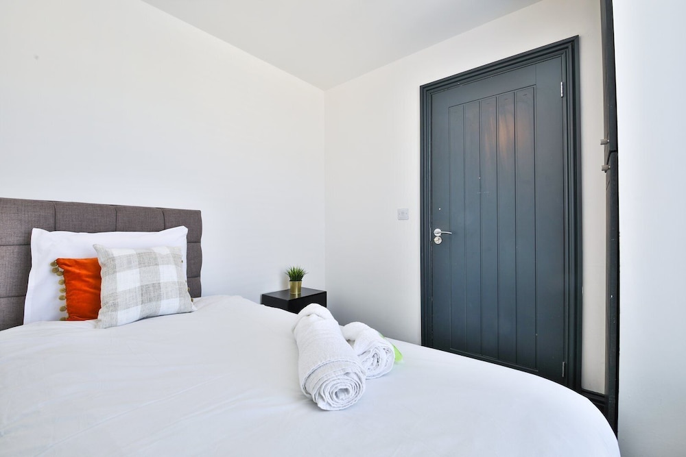Bright 3-bed Swansea House + Parking