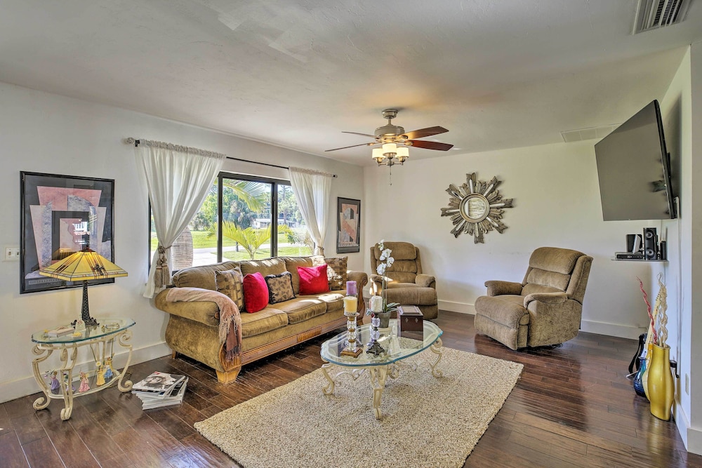 Pet-friendly Oasis w/ Deck & Fire Pit in Bokeelia!