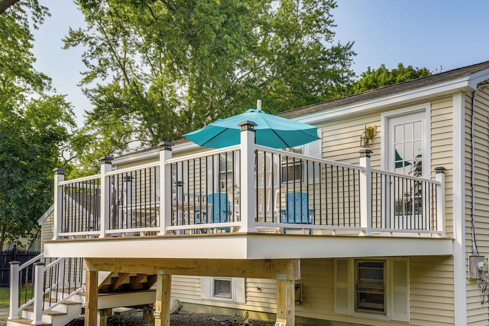 Coastal Retreat w/ Large Yard < 1 Mi to Dtwn Saco!