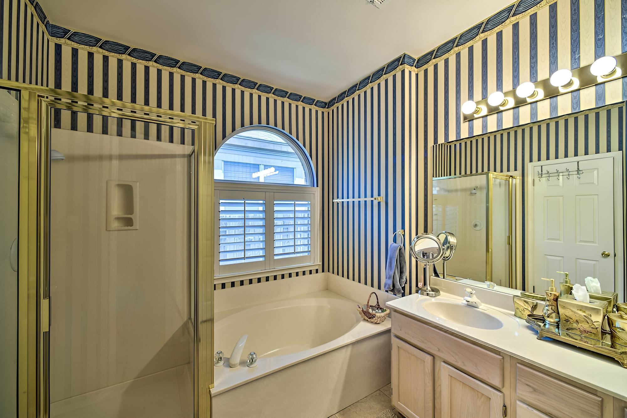 Upscale San Antonio Home W/screened-in Porch! view 5