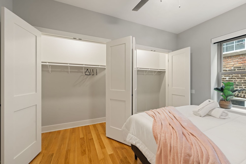 3 Bed 2 Bath Chicago Retreat w Balcony Parking