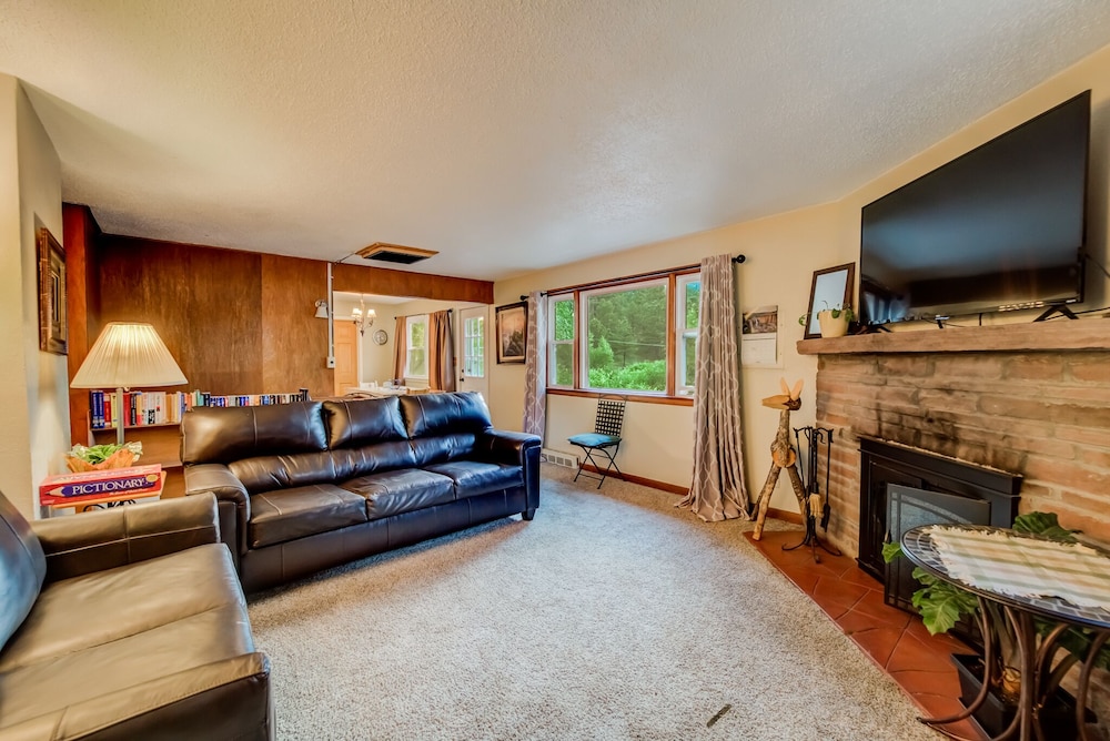 7 Bedroom on the Side of Pikes Peak on a Mountain Stream