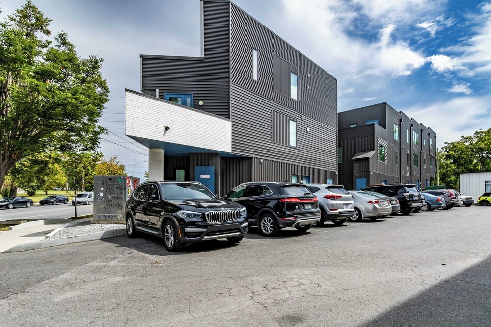 Outrider Buyout- 3 Units by Avantstay Sleeps 36