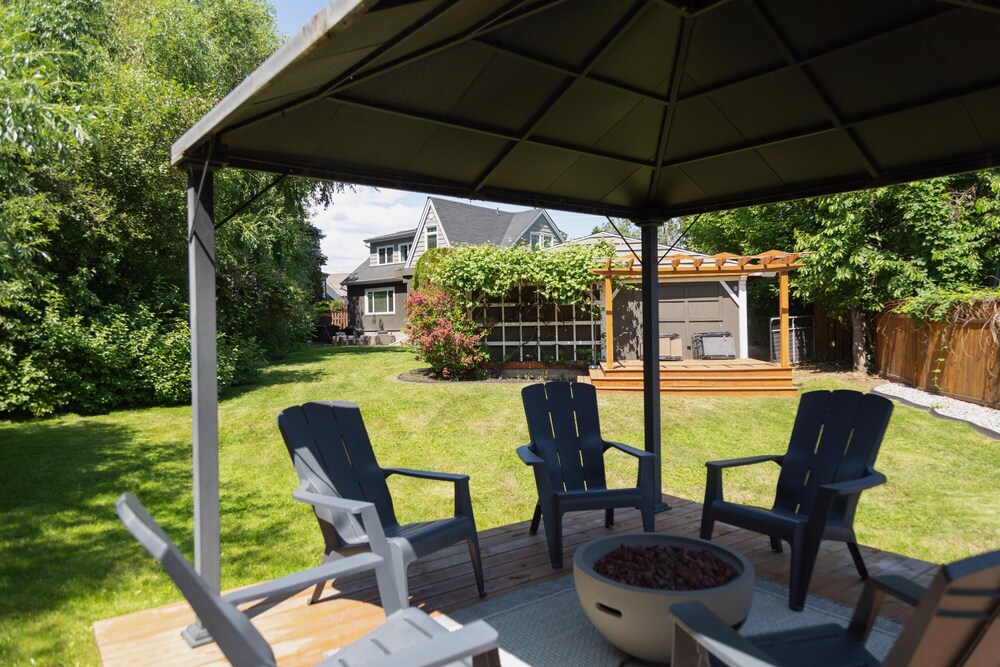 Dt Hot Tub Sauna Huge Yard - Image 1